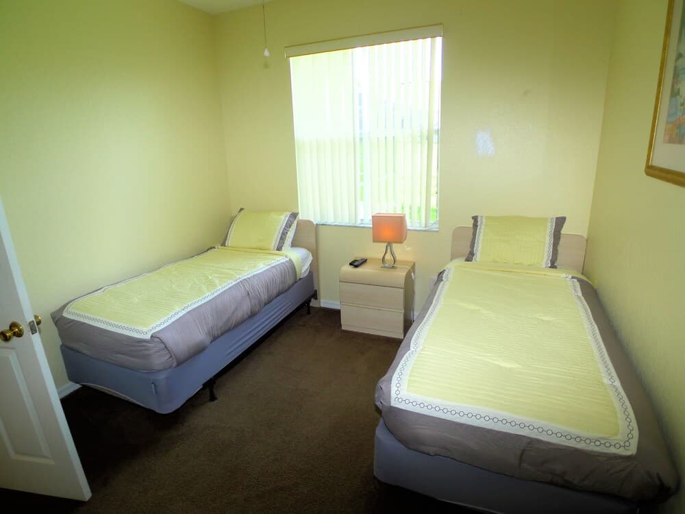 5 BED Pool Home IN Golf Community