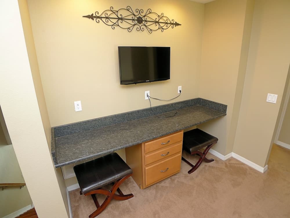 5 BED Pool Home ON Golf Course