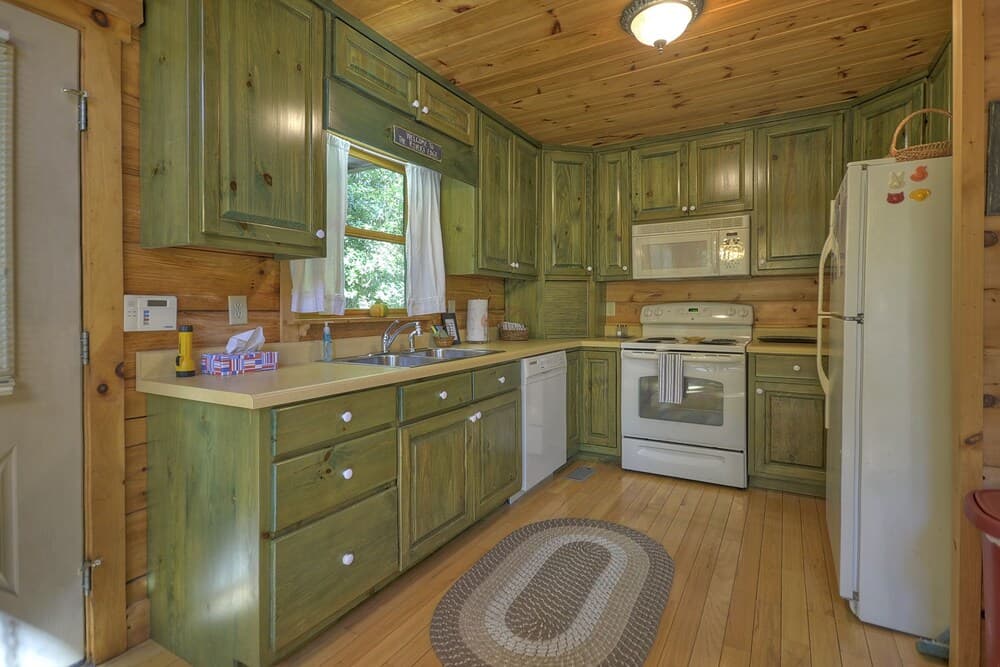 Thunder Falls- Cabin Perched Over 10ft Waterfalls!