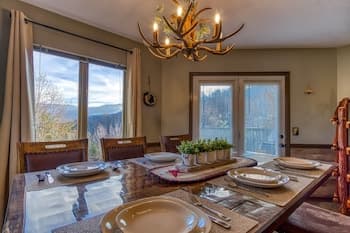 Tree Tops by HoneyBear Cabins