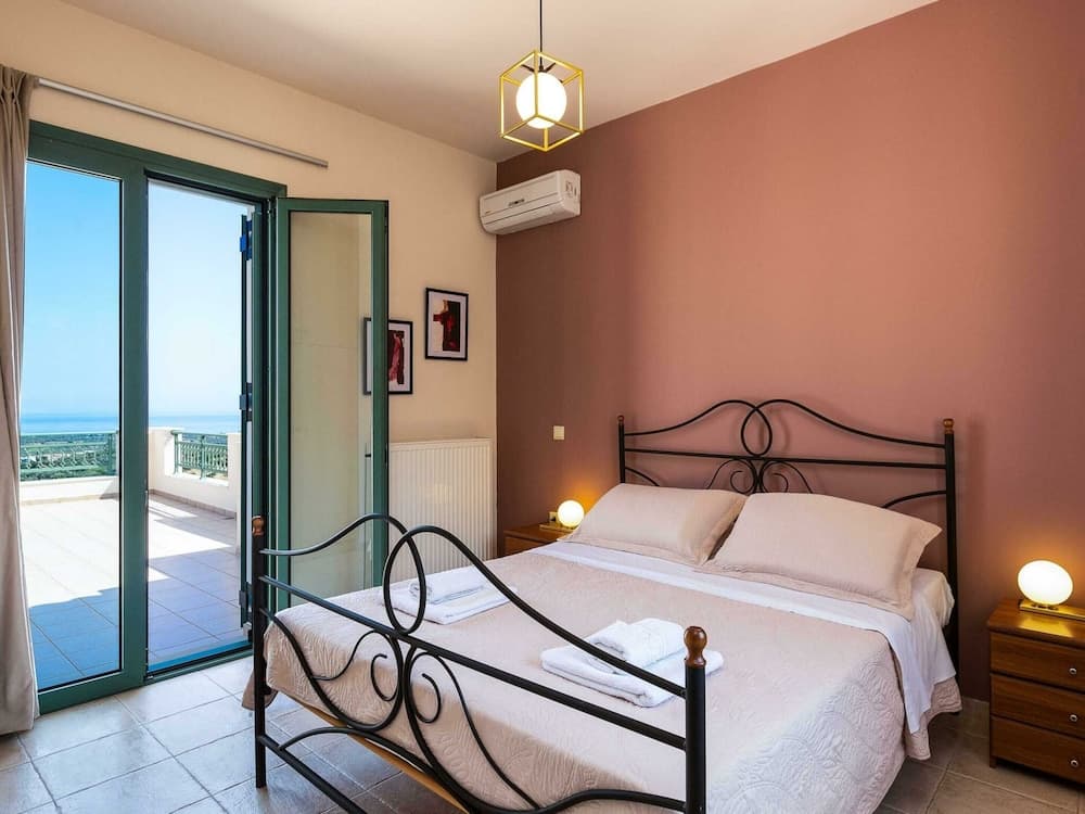 Secluded Villa w Private Pool, Children Play Area, Pool Table, BBQ & Sea Views