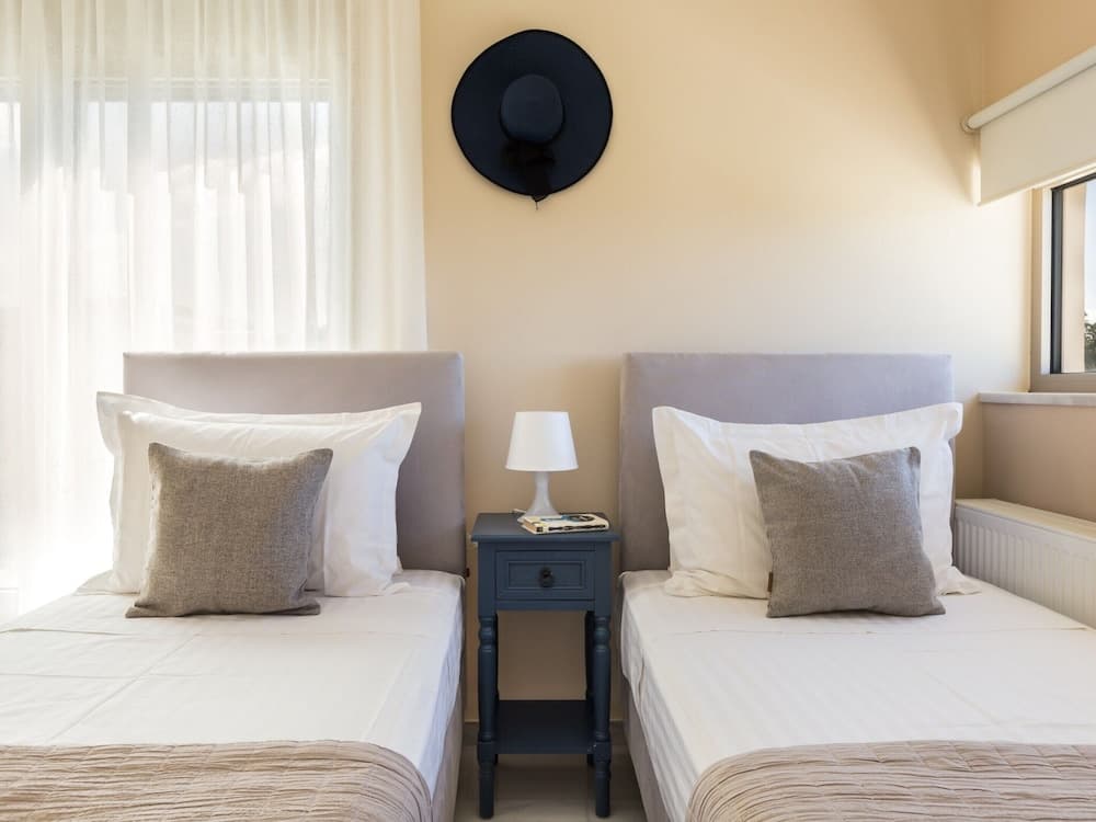 Luxury Villa With Private Heated Pool, Childrens Fenced Area, Near the Beach & the Town