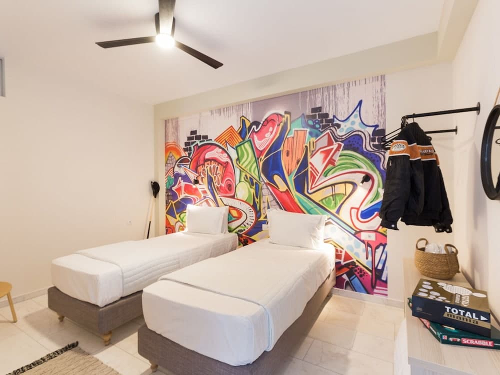 Luxury Villa With Private Heated Pool, Childrens Fenced Area, Near the Beach & the Town