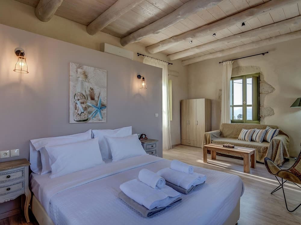 Traditional Stone Built Villa With Private Pool Near Tavern & the Beach