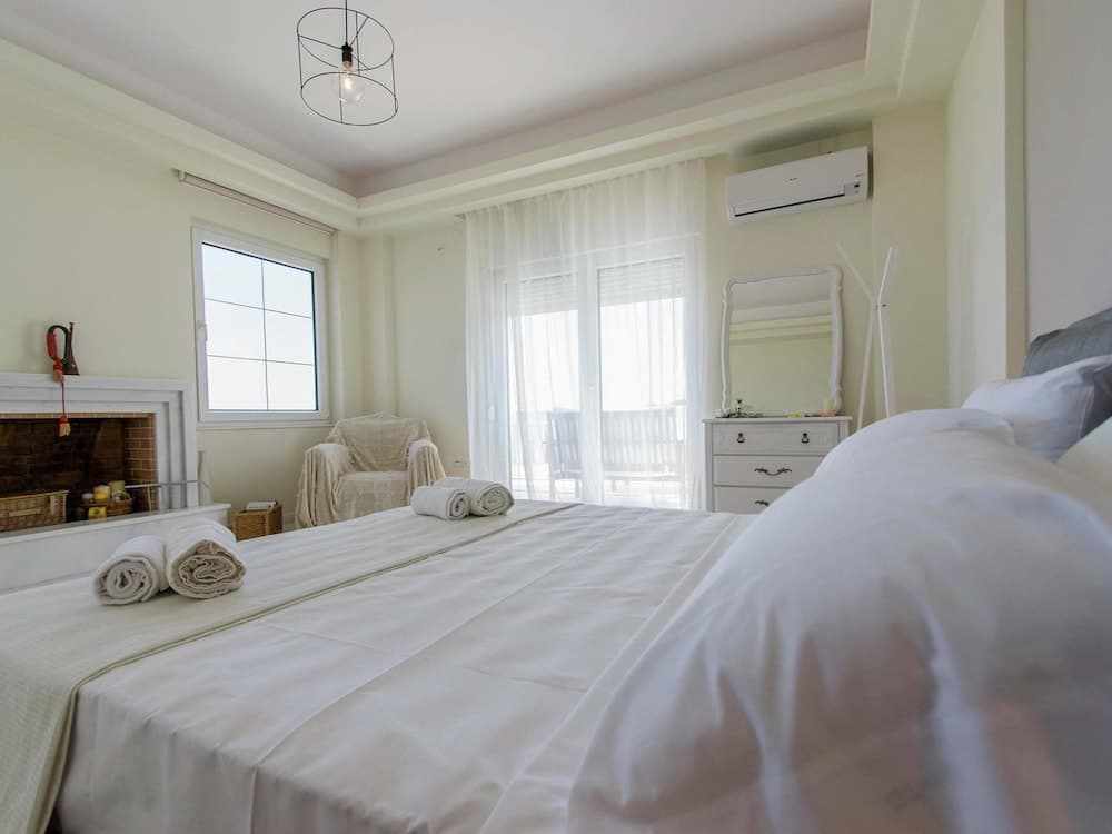 Infinity Pool Villa With Sea Views Near Rethymno City & Beach and Shaded BBQ