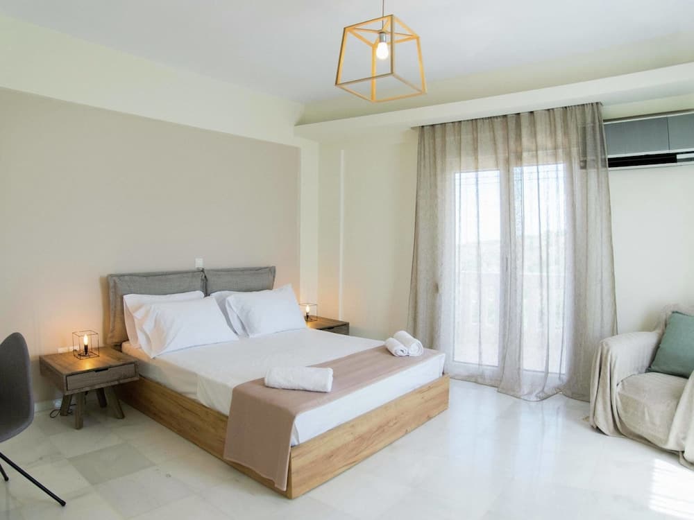 Infinity Pool Villa With Sea Views Near Rethymno City & Beach and Shaded BBQ