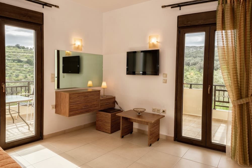 Family Friendly Villa Private Pool, Children's Play Area, Bbq, Spacious Garden, Near Beach