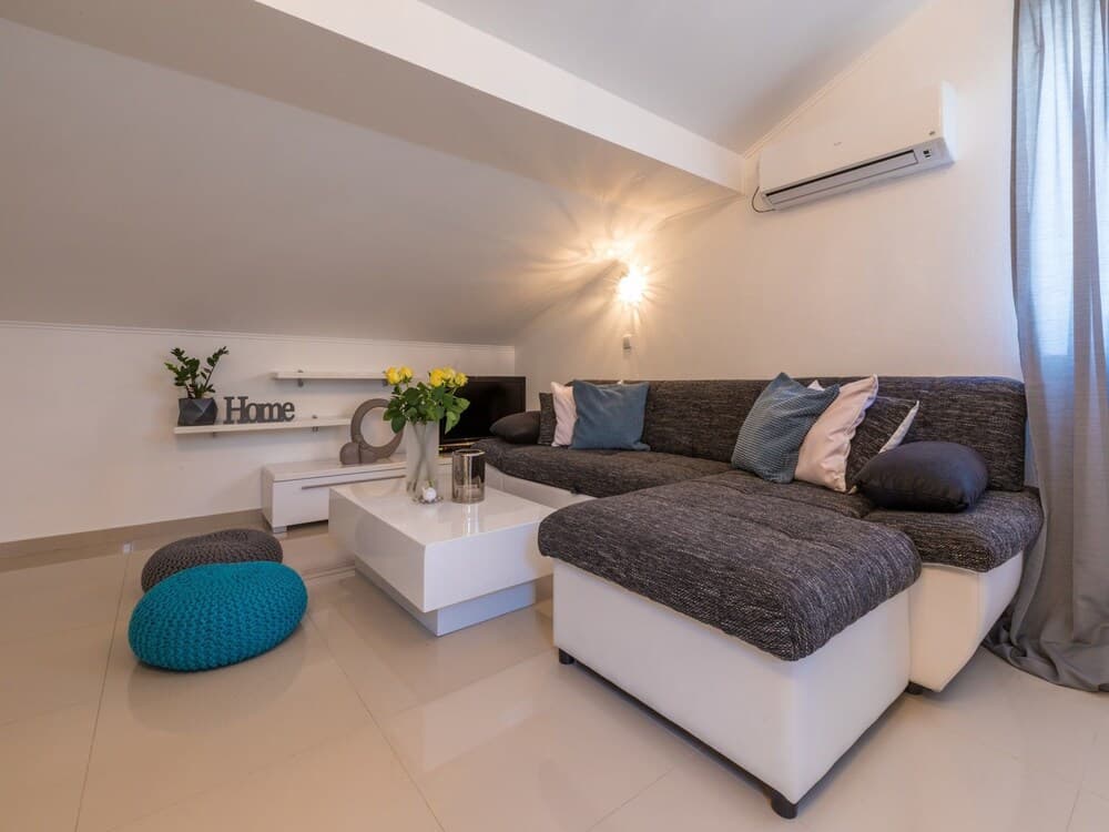 Modern Apartment With Swimming Pool