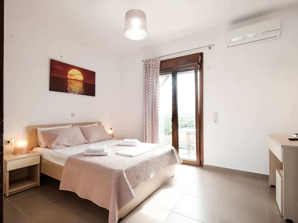 Attractive Villa in Latsimas With Garden and BBQ