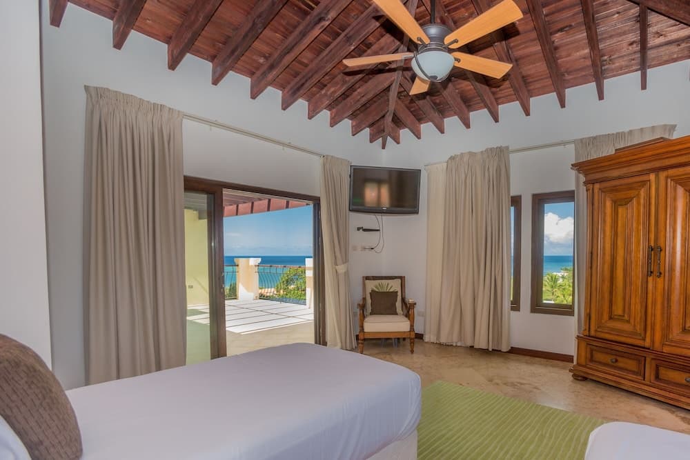 Pristine Bay 1108 4 Bedroom Home by RedAwning