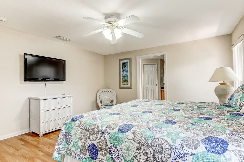 Walk to Beach, Spacious House, Huge Outside Patio