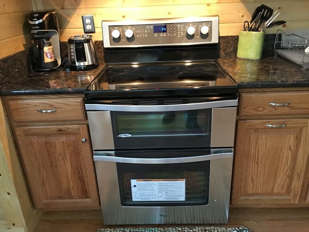 Newly Renovated, Jacuzzi Tub, Foosball Table