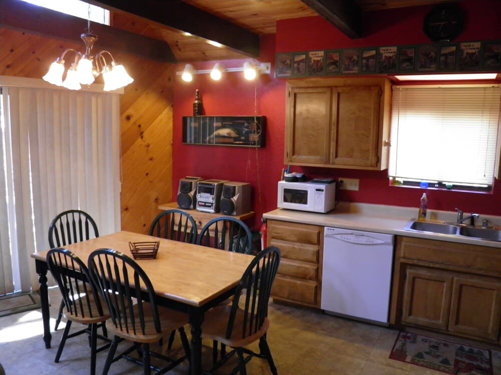 Only 7 Miles to Heavenly, Huge Deck, Pets Welcome