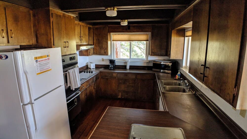 Hot Tub, Pool Table, Lake & Mountain Views !