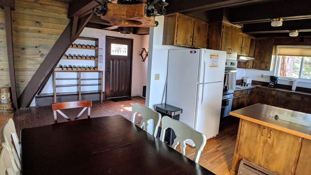 Hot Tub, Pool Table, Lake & Mountain Views !