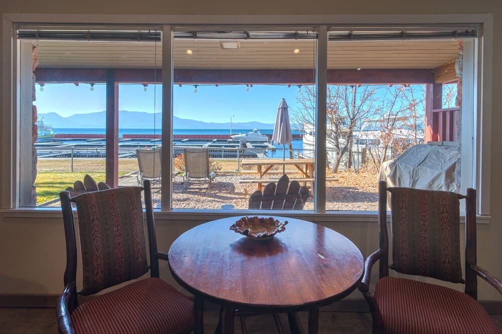 Lakefront Home, Private Hot Tub,marina..