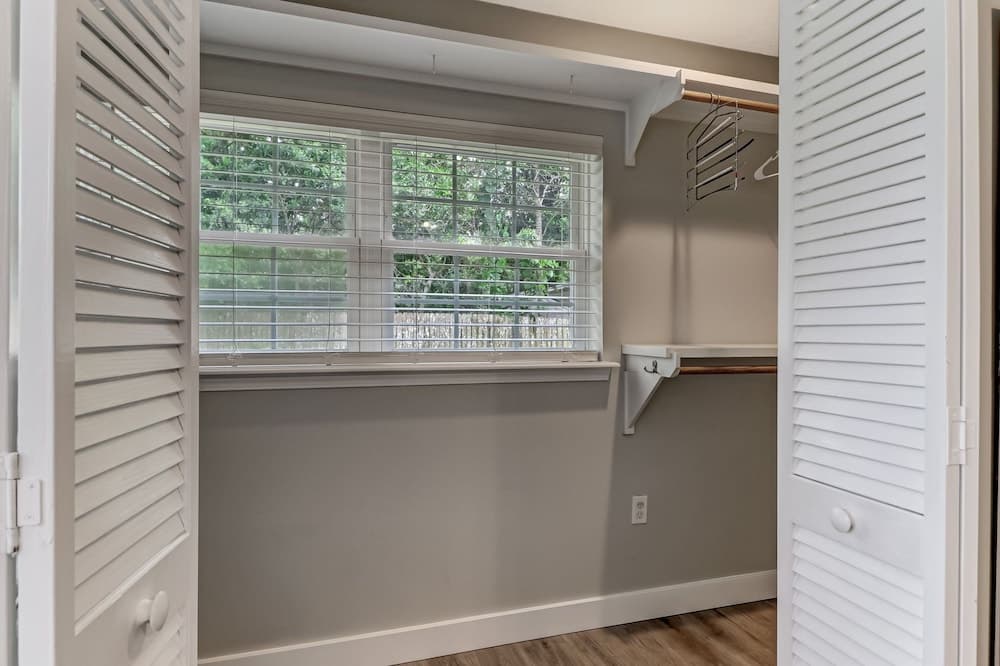 Private Pool Oasis, Walking Distance to the Beach