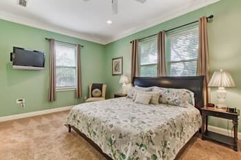 Spacious Townhome, 10 min to the Beach, Dogs OK!