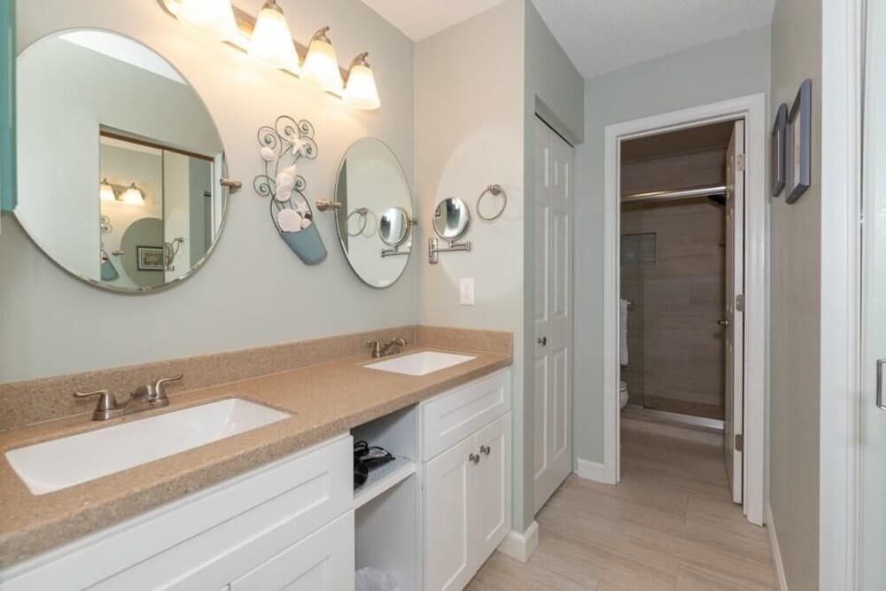 Waterfront vacation home in luxurious resort by Redawning