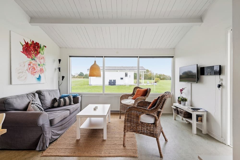 Charming 2-bedroom 12H Ocean Retreat, Summerhouse