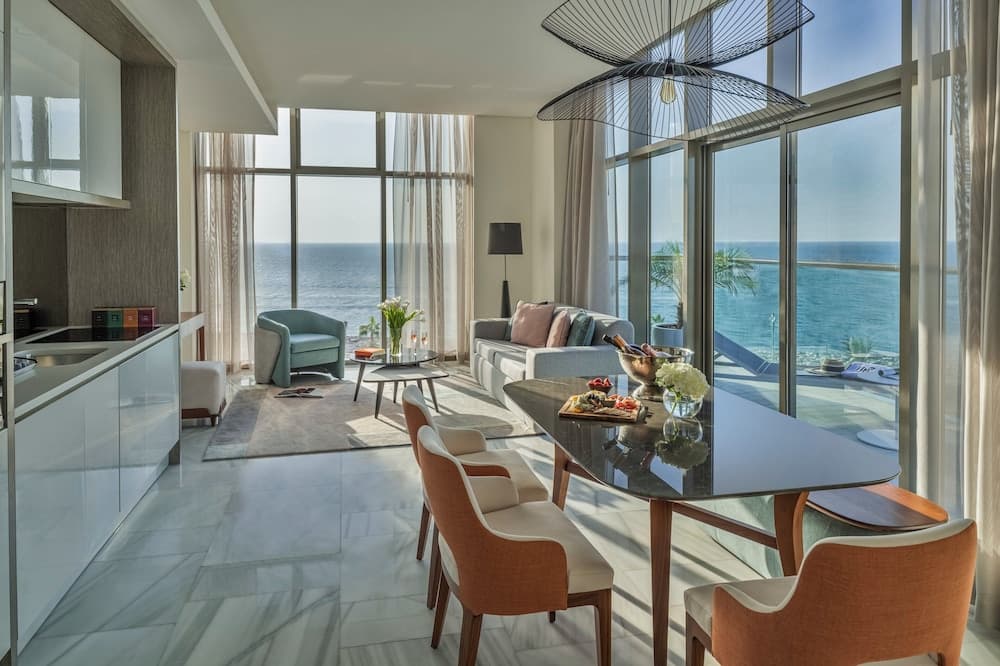 Th8 Palm Dubai Beach Resort, Vignette Collection by IHG