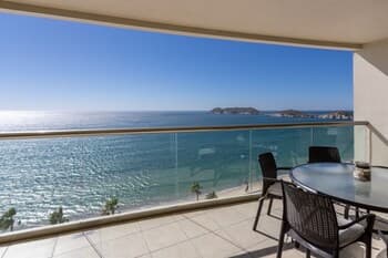 Playa Blanca 3 Bedroom Condo by Redawning