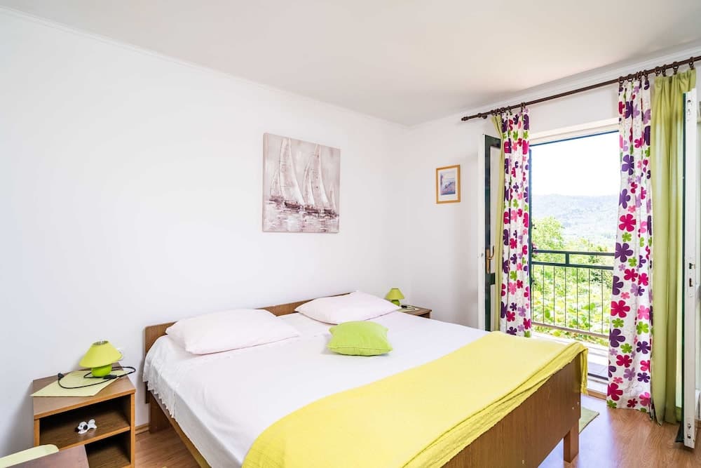 Apartment Laurel Leaf