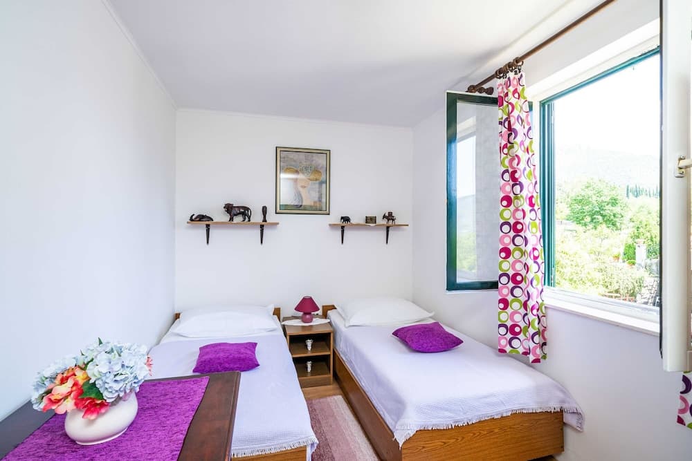 Apartment Laurel Leaf