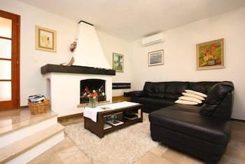 Captivating 3-bedroom Villa in Kanica