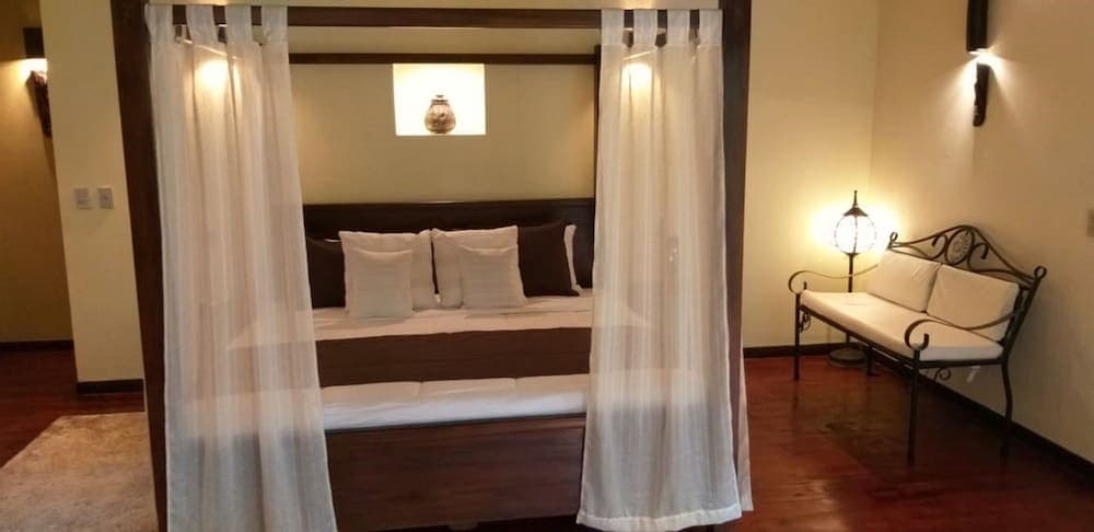 Tropical Suites & Villas