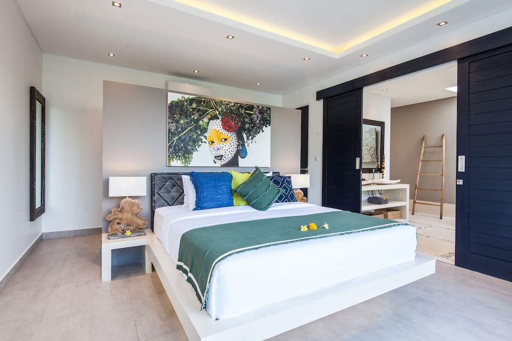 Captivating Villa Walk to the Beach