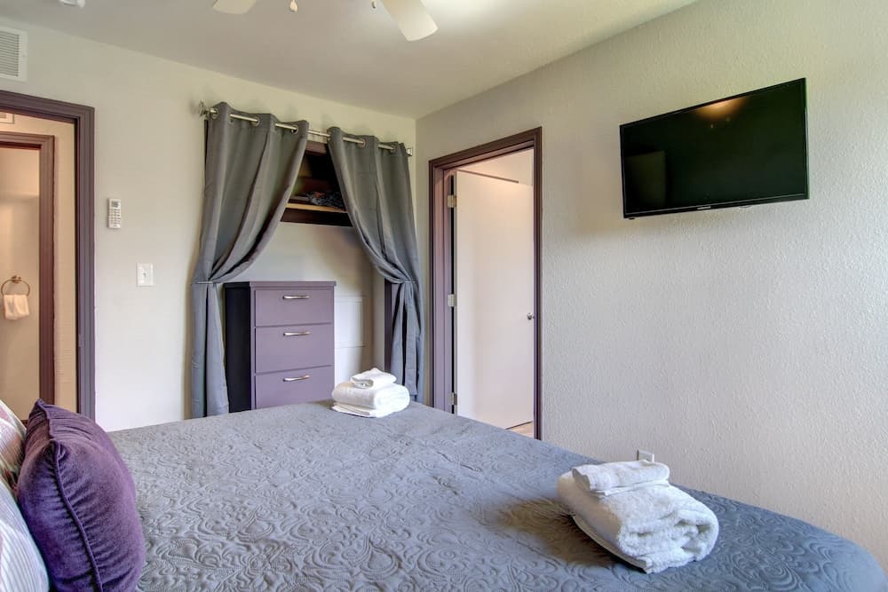 Pier Heaven 6031abc 9 Bedroom Home by RedAwning