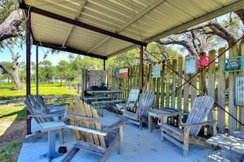 Fantasy Oaks Lodge 4 Bedroom Home by Redawning