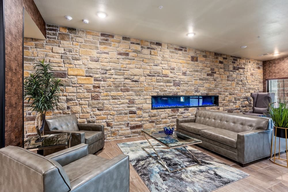 Cobblestone Hotel & Suites-Little Chute