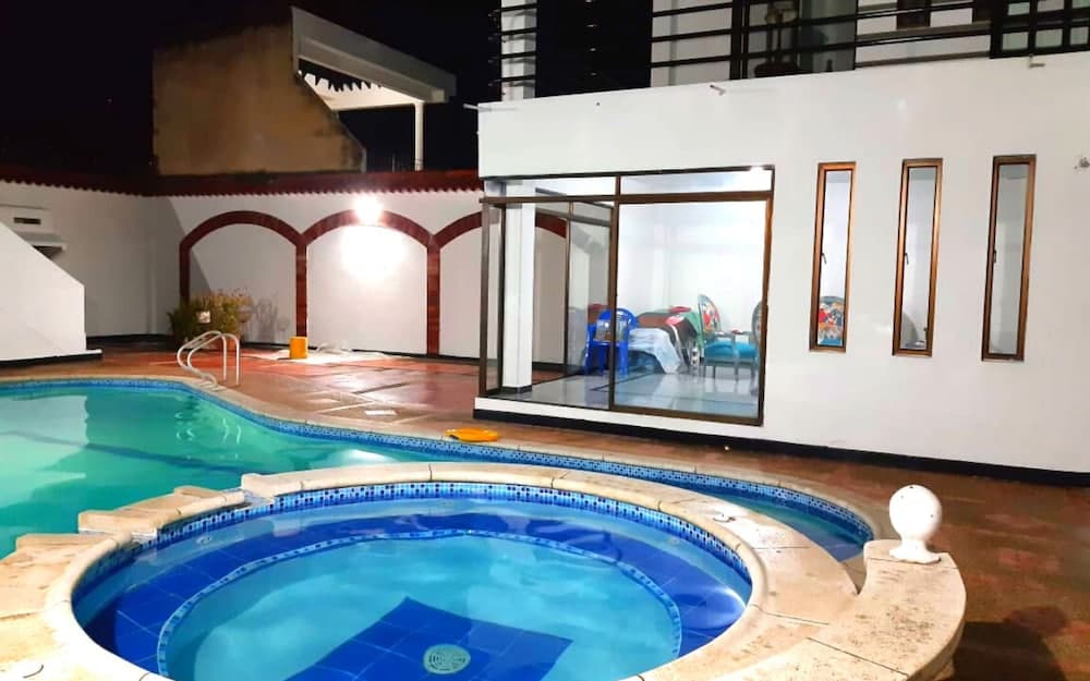 House with Pool & Hot Tub in Anapoima