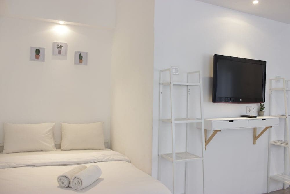 Modern Chic Studio Room at Grand Asia Afrika Apartment