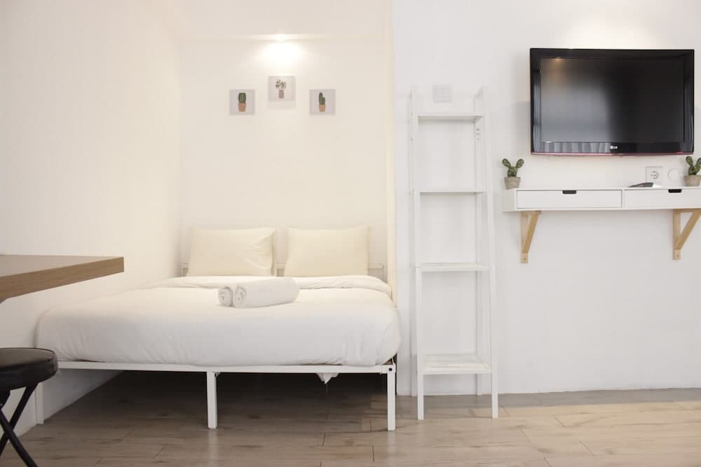 Modern Chic Studio Room at Grand Asia Afrika Apartment