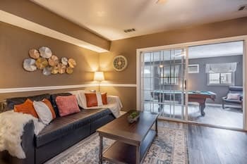 Charming 3BR House Cozysuites Pool Table