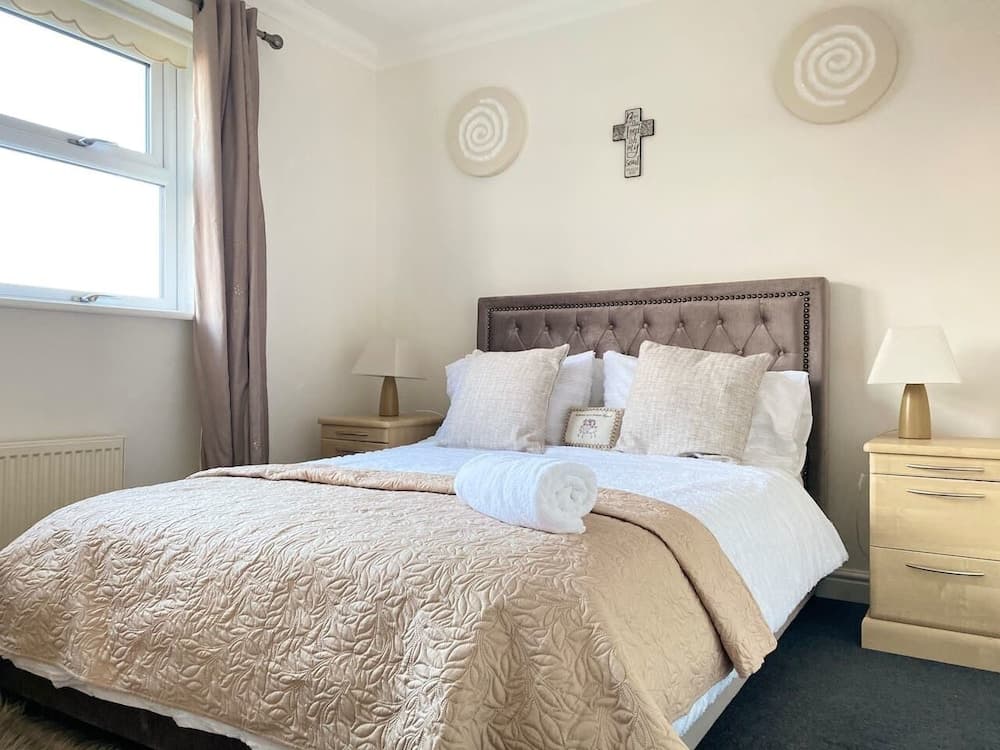 4-bed House With Private Garden in Barnsley!