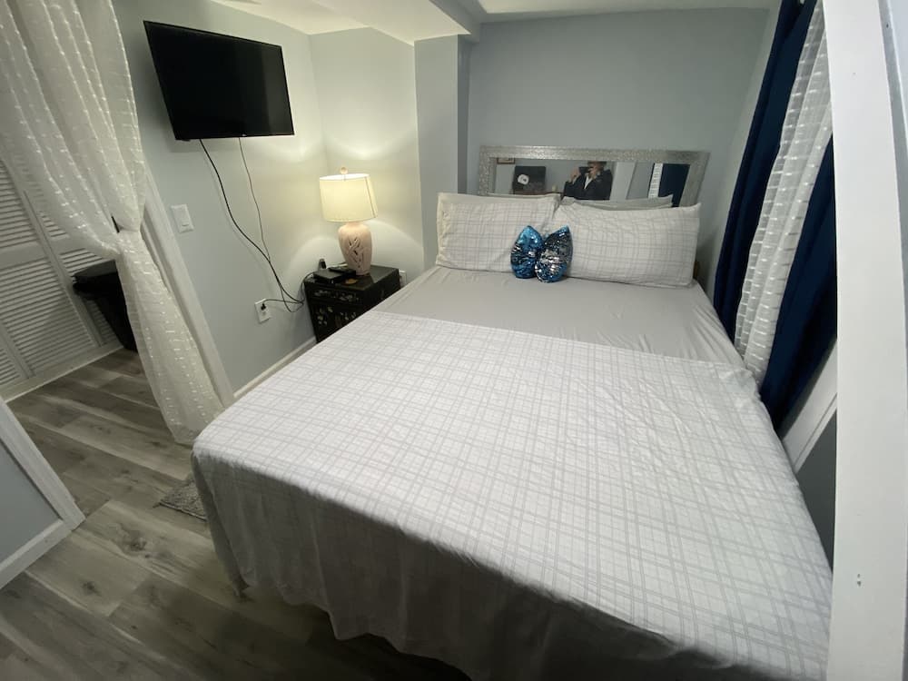 Nice 2 bedroom Apt With Patio