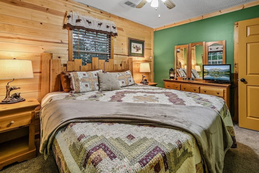 Amazing Dreams 2 Bedroom Cabin by RedAwning