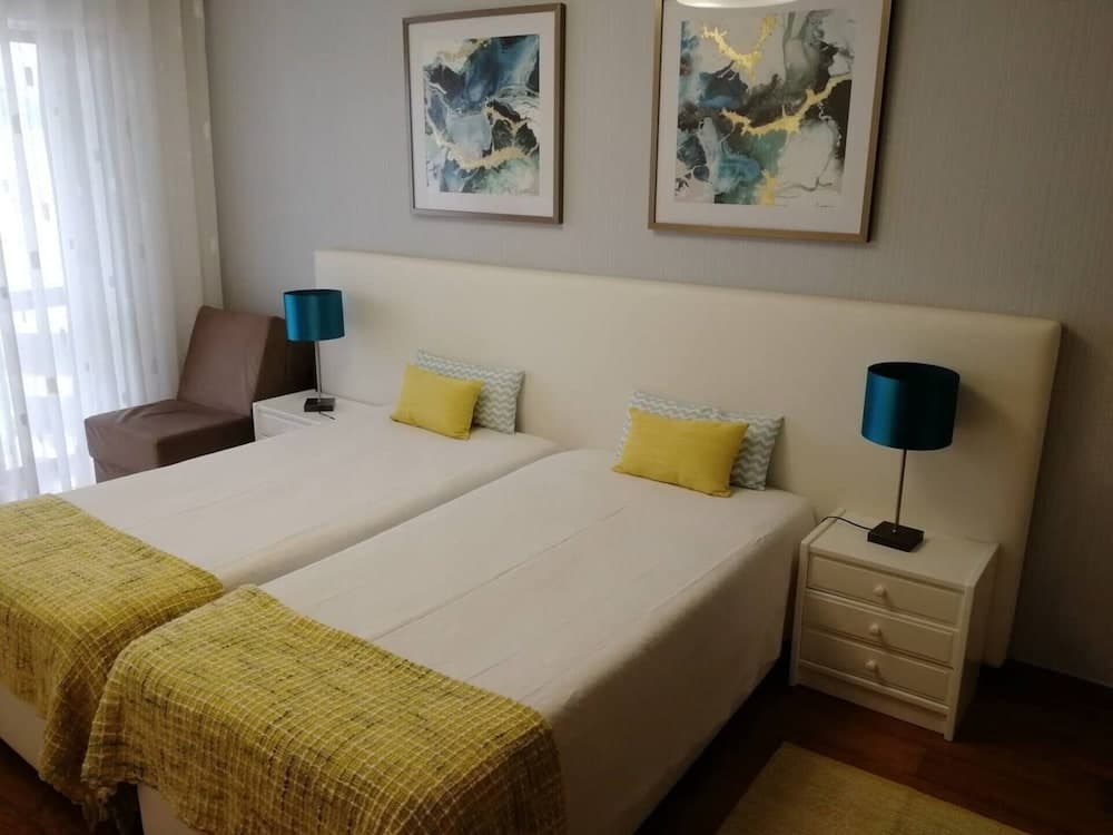 2 Bed Flat - Sleeps 4 - Parking - Wifi