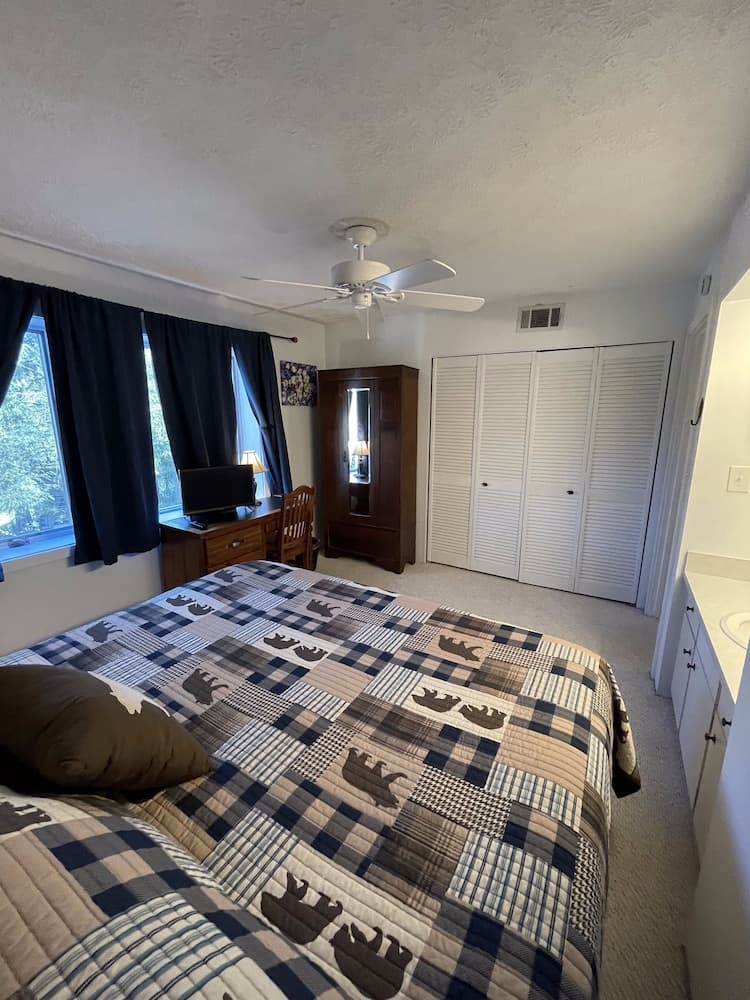 The Glen 60 3 Bedroom Condo by Redawning