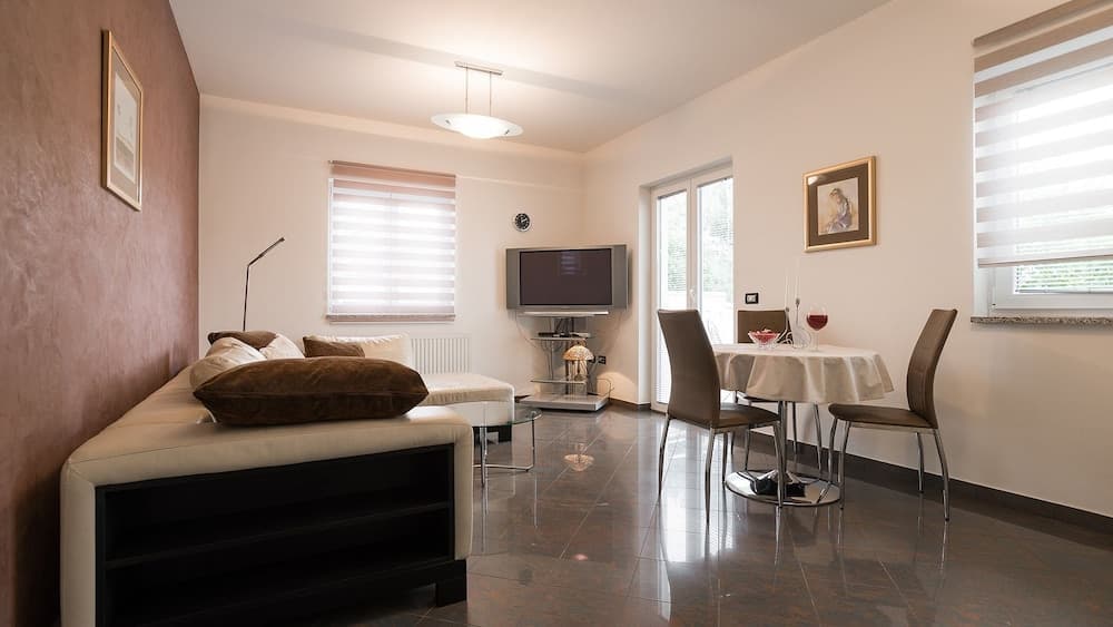 Villa Aylin, 5-bed, Next to the sea