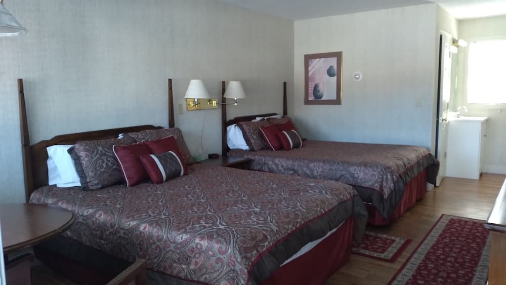 Island Pond Country Inn (Formerly the Lakefront Inn & Motel)