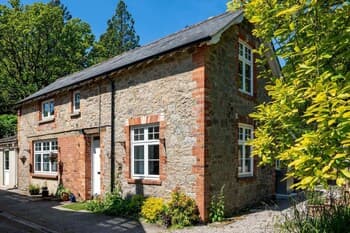 Strelna Coach House - Gateway to the Moor