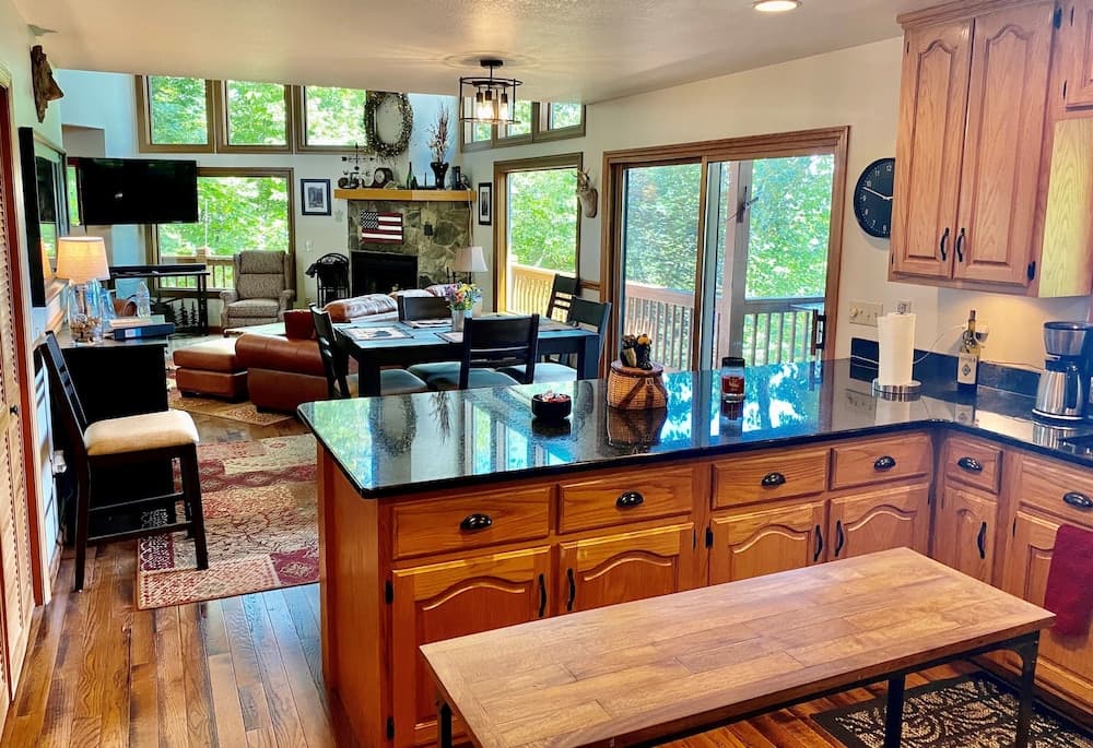 Bear's Mountaintop Views 3 Bedroom Chalet by RedAwning