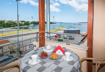 Beachfront Apartment Mira 3