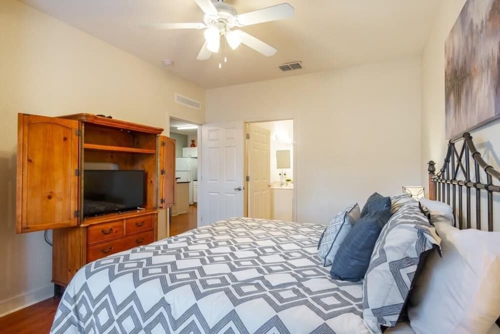 Lucaya 3 Bedroom 2 Bath Townhome With Zero Entry Resort Pool