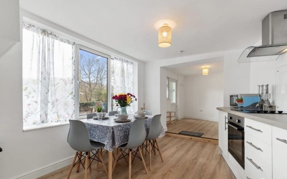 Stunning Renovated & Spacious 2 BR - 100m to Beach